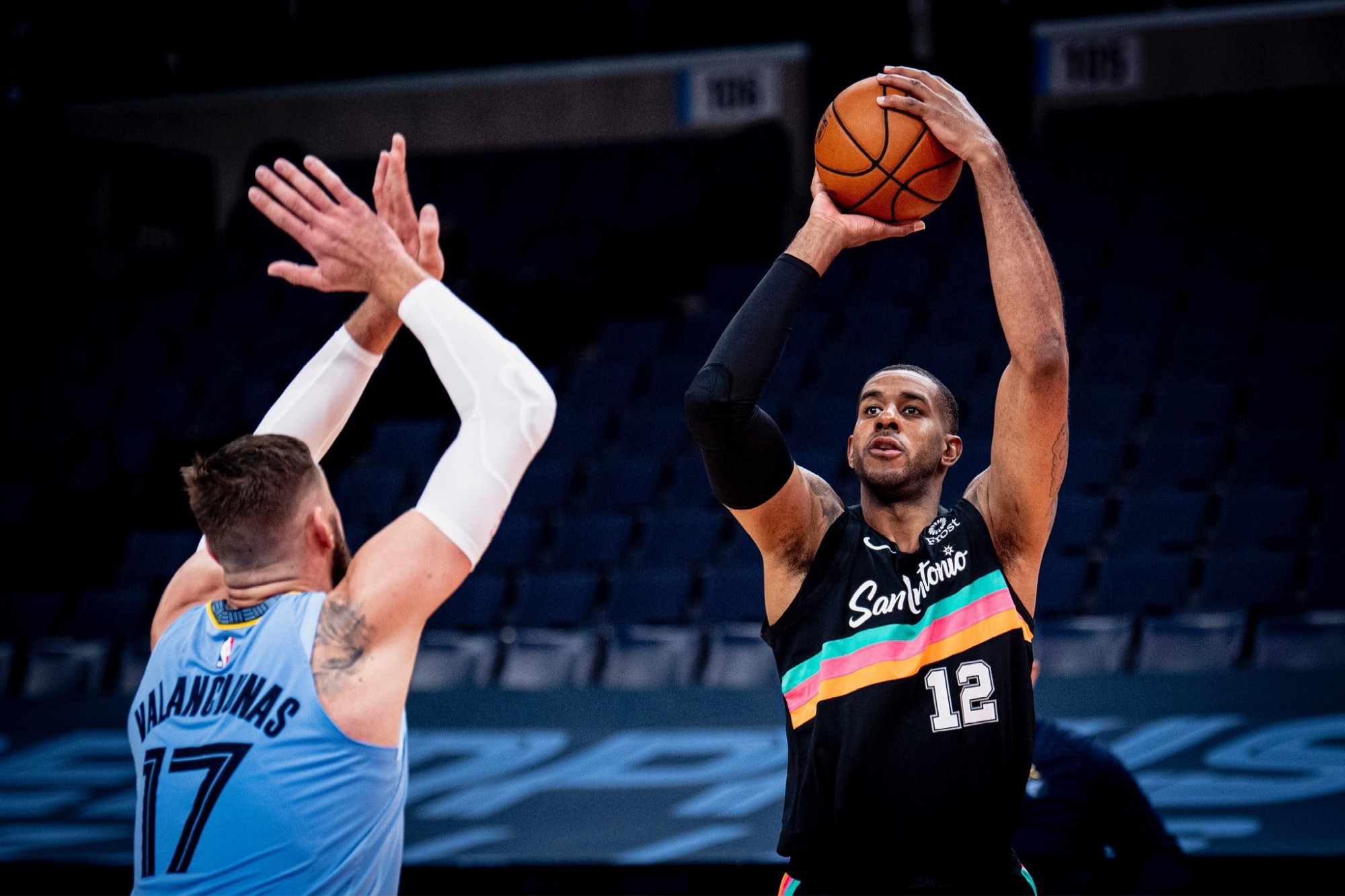 却显得刺眼 却显得刺眼